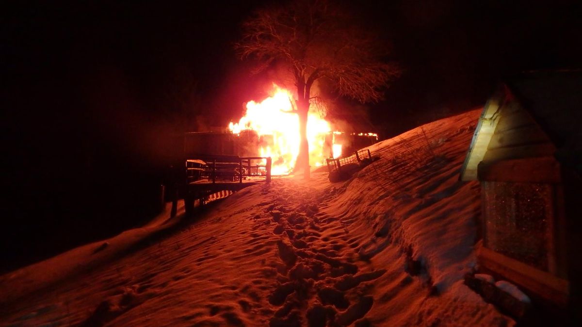 V Peci pod Sněžkou shořela chata, hasičské vozy se na místo nedostaly